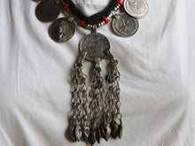 Carica l&#39;immagine nel visualizzatore di Gallery, collana afgana, pakistana in cotone e resina con inserti di monete antiche e pendaglio centrale. tutti gli elementi sono originali ed unici. disponibili vari modelli.  diametro moneta 2.5 cm misure pendaglio 5x10cm peso 112 grammi lunghezza 44 cm