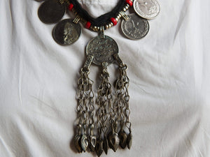 collana afgana, pakistana in cotone e resina con inserti di monete antiche e pendaglio centrale. tutti gli elementi sono originali ed unici. disponibili vari modelli.  diametro moneta 2.5 cm misure pendaglio 5x10cm peso 112 grammi lunghezza 44 cm