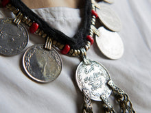 Carica l&#39;immagine nel visualizzatore di Gallery, collana afgana, pakistana in cotone e resina con inserti di monete antiche e pendaglio centrale. tutti gli elementi sono originali ed unici. disponibili vari modelli.  diametro moneta 2.5 cm misure pendaglio 5x10cm peso 112 grammi lunghezza 44 cm