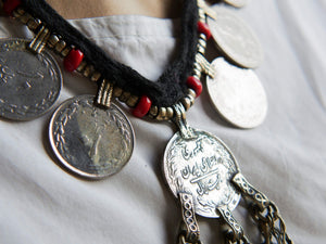 collana afgana, pakistana in cotone e resina con inserti di monete antiche e pendaglio centrale. tutti gli elementi sono originali ed unici. disponibili vari modelli.  diametro moneta 2.5 cm misure pendaglio 5x10cm peso 112 grammi lunghezza 44 cm