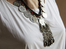 Carica l&#39;immagine nel visualizzatore di Gallery, collana afgana, pakistana in cotone e resina con inserti di monete antiche e pendaglio centrale. tutti gli elementi sono originali ed unici. disponibili vari modelli.  diametro moneta 2.5 cm misure pendaglio 5x10cm peso 112 grammi lunghezza 44 cm