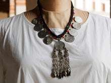Carica l&#39;immagine nel visualizzatore di Gallery, collana afgana, pakistana in cotone e resina con inserti di monete antiche e pendaglio centrale. tutti gli elementi sono originali ed unici. disponibili vari modelli.  diametro moneta 2.5 cm misure pendaglio 5x10cm peso 112 grammi lunghezza 44 cm