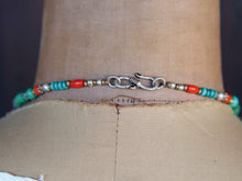Carica l&#39;immagine nel visualizzatore di Gallery, collana nepalese / tibetana con corallo, turchese, onice, ambra e argento. no pasta ma pietre vere non tinte o modificate nel colore, qualità top. assemblata artigianalmente, pezzo unico.  lunghezza totale collana 40 cm, pendaglio 4.5x7cm, peso 43 gr