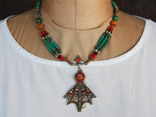 Carica l&#39;immagine nel visualizzatore di Gallery, collana nepalese / tibetana con corallo, turchese, onice, ambra e argento. no pasta ma pietre vere non tinte o modificate nel colore, qualità top. assemblata artigianalmente, pezzo unico.  lunghezza totale collana 40 cm, pendaglio 4.5x7cm, peso 43 gr