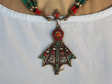 Carica l&#39;immagine nel visualizzatore di Gallery, collana nepalese / tibetana con corallo, turchese, onice, ambra e argento. no pasta ma pietre vere non tinte o modificate nel colore, qualità top. assemblata artigianalmente, pezzo unico.  lunghezza totale collana 40 cm, pendaglio 4.5x7cm, peso 43 gr
