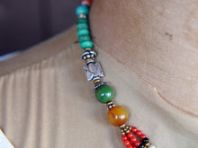 Carica l&#39;immagine nel visualizzatore di Gallery, collana nepalese / tibetana con corallo, turchese, onice, ambra e argento. no pasta ma pietre vere non tinte o modificate nel colore, qualità top. assemblata artigianalmente, pezzo unico.  lunghezza totale collana 40 cm, pendaglio 4.5x7cm, peso 43 gr