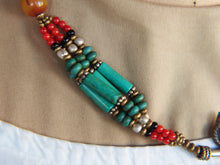 Carica l&#39;immagine nel visualizzatore di Gallery, collana nepalese / tibetana con corallo, turchese, onice, ambra e argento. no pasta ma pietre vere non tinte o modificate nel colore, qualità top. assemblata artigianalmente, pezzo unico.  lunghezza totale collana 40 cm, pendaglio 4.5x7cm, peso 43 gr