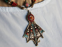 Carica l&#39;immagine nel visualizzatore di Gallery, collana nepalese / tibetana con corallo, turchese, onice, ambra e argento. no pasta ma pietre vere non tinte o modificate nel colore, qualità top. assemblata artigianalmente, pezzo unico.  lunghezza totale collana 40 cm, pendaglio 4.5x7cm, peso 43 gr