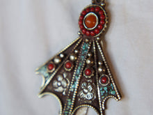 Carica l&#39;immagine nel visualizzatore di Gallery, collana nepalese / tibetana con corallo, turchese, onice, ambra e argento. no pasta ma pietre vere non tinte o modificate nel colore, qualità top. assemblata artigianalmente, pezzo unico.  lunghezza totale collana 40 cm, pendaglio 4.5x7cm, peso 43 gr