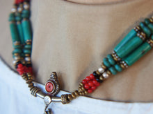 Carica l&#39;immagine nel visualizzatore di Gallery, collana nepalese / tibetana con corallo, turchese, onice, ambra e argento. no pasta ma pietre vere non tinte o modificate nel colore, qualità top. assemblata artigianalmente, pezzo unico.  lunghezza totale collana 40 cm, pendaglio 4.5x7cm, peso 43 gr