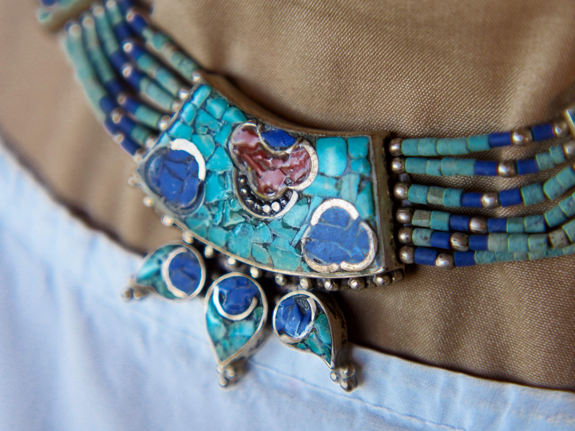 collana nepalese / tibetana con corallo, turchese, lapis e argento. no pasta ma pietre vere non tinte o modificate nel colore, qualità top. assemblata artigianalmente, pezzo unico.  lunghezza totale collana 38 cm, pendaglio 3.5x3.5cm, peso 62 gr