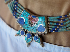 collana nepalese / tibetana con corallo, turchese, lapis e argento. no pasta ma pietre vere non tinte o modificate nel colore, qualità top. assemblata artigianalmente, pezzo unico.  lunghezza totale collana 38 cm, pendaglio 3.5x3.5cm, peso 62 gr