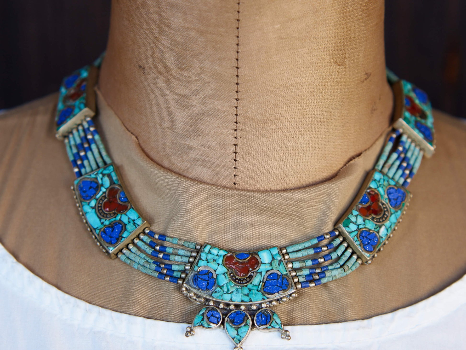 collana nepalese / tibetana con corallo, turchese, lapis e argento. no pasta ma pietre vere non tinte o modificate nel colore, qualità top. assemblata artigianalmente, pezzo unico.  lunghezza totale collana 38 cm, pendaglio 3.5x3.5cm, peso 62 gr
