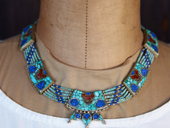 collana nepalese / tibetana con corallo, turchese, lapis e argento. no pasta ma pietre vere non tinte o modificate nel colore, qualità top. assemblata artigianalmente, pezzo unico.  lunghezza totale collana 38 cm, pendaglio 3.5x3.5cm, peso 62 gr