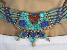 Carica l&#39;immagine nel visualizzatore di Gallery, collana nepalese / tibetana con corallo, turchese, lapis e argento. no pasta ma pietre vere non tinte o modificate nel colore, qualità top. assemblata artigianalmente, pezzo unico.  lunghezza totale collana 38 cm, pendaglio 3.5x3.5cm, peso 62 gr
