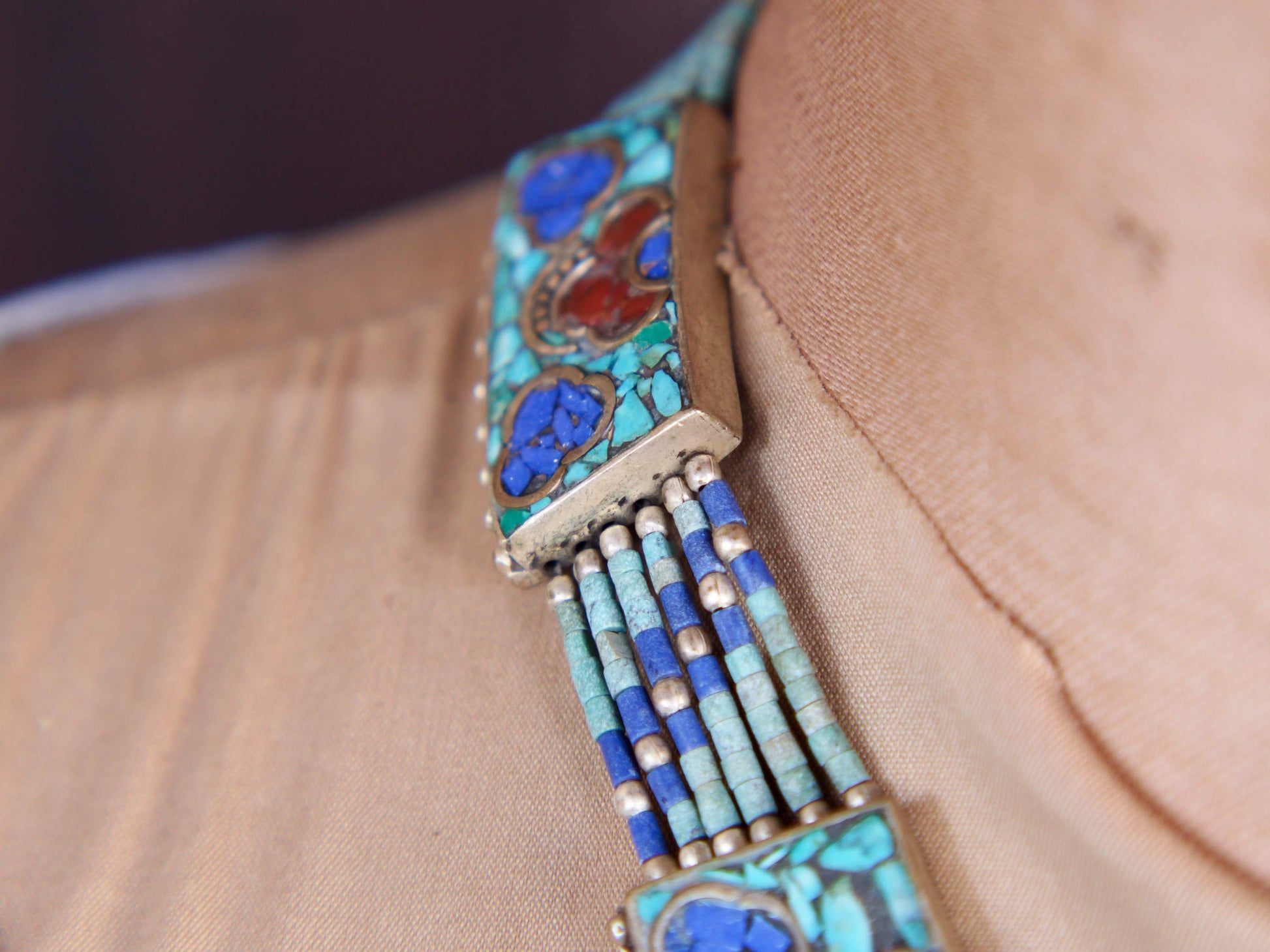 collana nepalese / tibetana con corallo, turchese, lapis e argento. no pasta ma pietre vere non tinte o modificate nel colore, qualità top. assemblata artigianalmente, pezzo unico.  lunghezza totale collana 38 cm, pendaglio 3.5x3.5cm, peso 62 gr