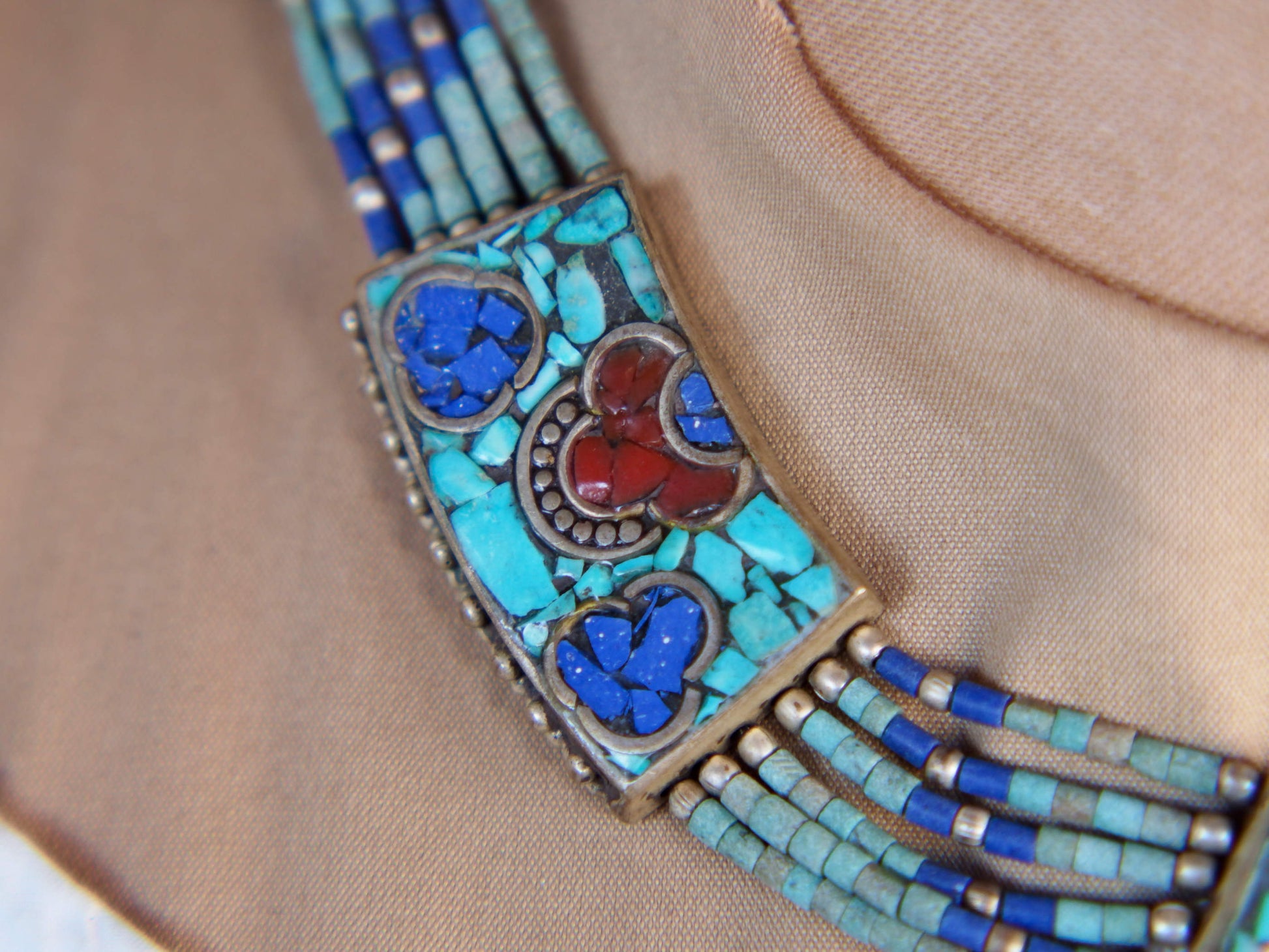 collana nepalese / tibetana con corallo, turchese, lapis e argento. no pasta ma pietre vere non tinte o modificate nel colore, qualità top. assemblata artigianalmente, pezzo unico.  lunghezza totale collana 38 cm, pendaglio 3.5x3.5cm, peso 62 gr