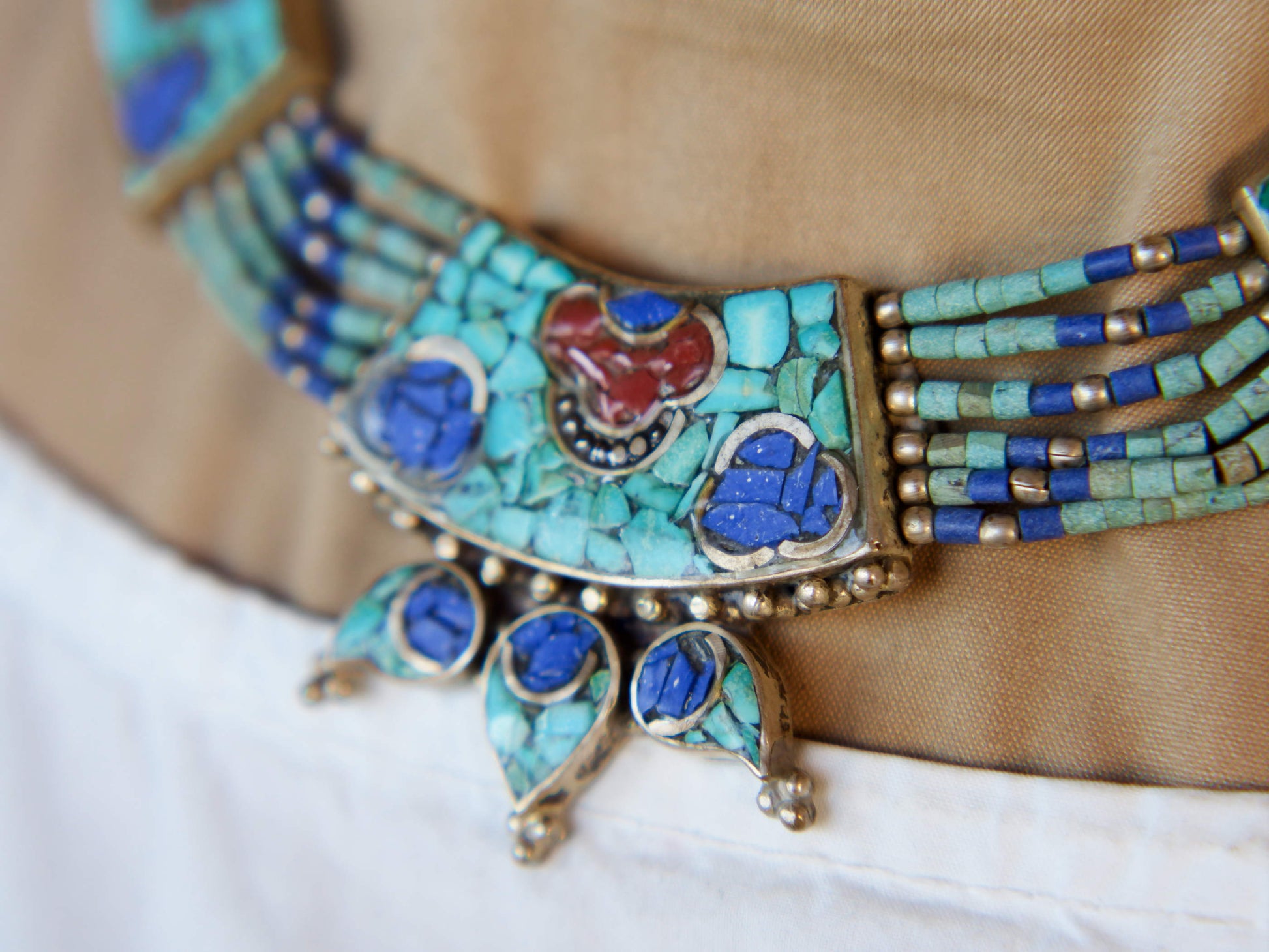 collana nepalese / tibetana con corallo, turchese, lapis e argento. no pasta ma pietre vere non tinte o modificate nel colore, qualità top. assemblata artigianalmente, pezzo unico.  lunghezza totale collana 38 cm, pendaglio 3.5x3.5cm, peso 62 gr