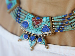 collana nepalese / tibetana con corallo, turchese, lapis e argento. no pasta ma pietre vere non tinte o modificate nel colore, qualità top. assemblata artigianalmente, pezzo unico.  lunghezza totale collana 38 cm, pendaglio 3.5x3.5cm, peso 62 gr