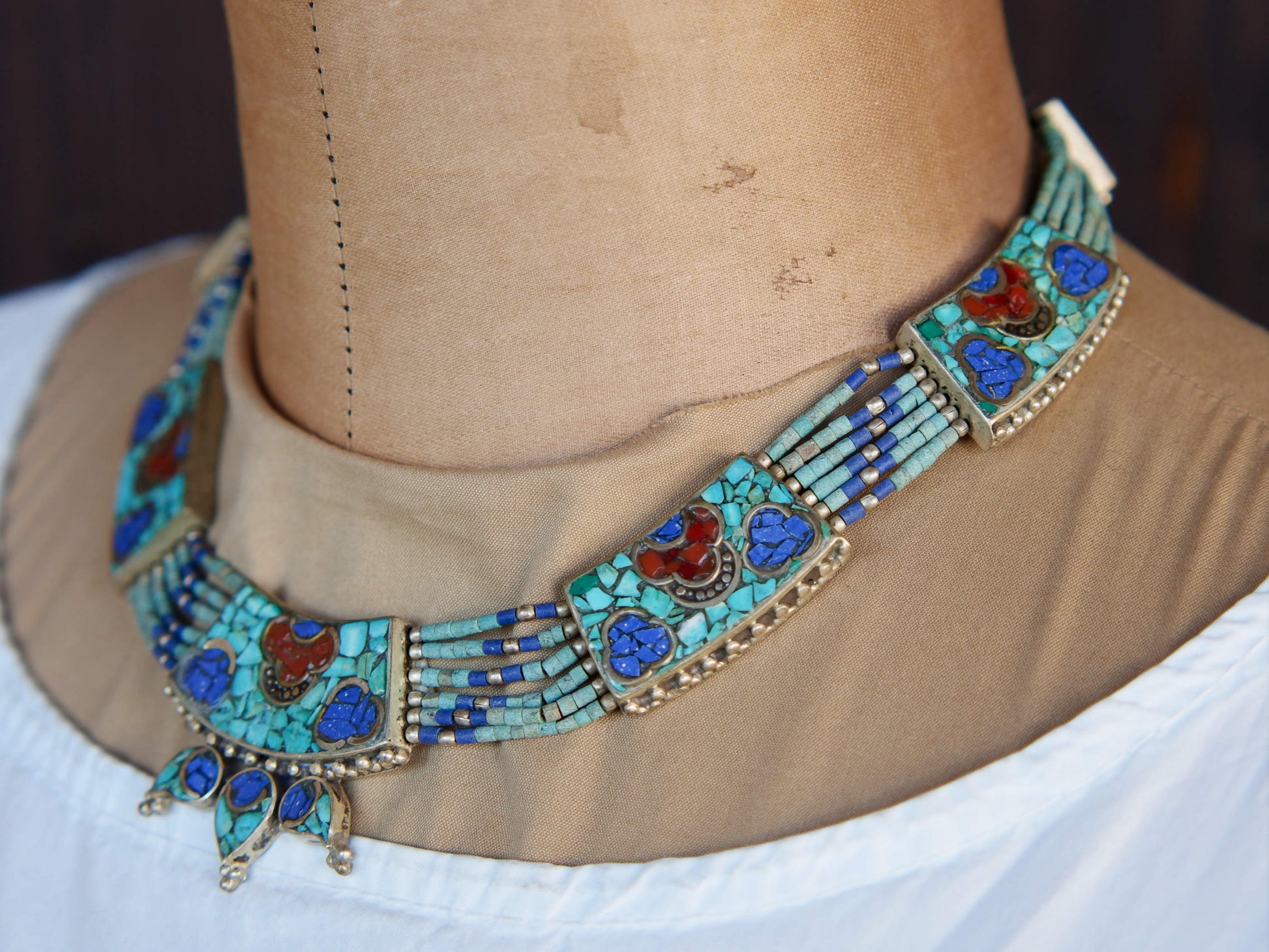 collana nepalese / tibetana con corallo, turchese, lapis e argento. no pasta ma pietre vere non tinte o modificate nel colore, qualità top. assemblata artigianalmente, pezzo unico.  lunghezza totale collana 38 cm, pendaglio 3.5x3.5cm, peso 62 gr