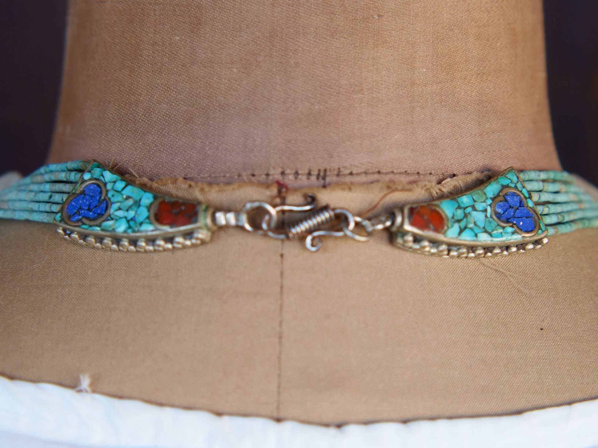 collana nepalese / tibetana con corallo, turchese, lapis e argento. no pasta ma pietre vere non tinte o modificate nel colore, qualità top. assemblata artigianalmente, pezzo unico.  lunghezza totale collana 38 cm, pendaglio 3.5x3.5cm, peso 62 gr