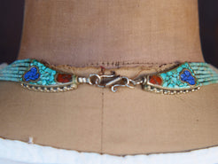 collana nepalese / tibetana con corallo, turchese, lapis e argento. no pasta ma pietre vere non tinte o modificate nel colore, qualità top. assemblata artigianalmente, pezzo unico.  lunghezza totale collana 38 cm, pendaglio 3.5x3.5cm, peso 62 gr