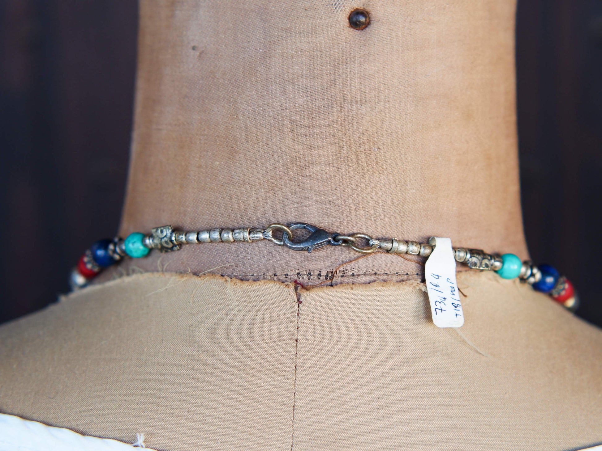 collana nepalese / tibetana multifilo con corallo, turchese, lapis e argento. no pasta ma pietre vere non tinte o modificate nel colore, qualità top. assemblata artigianalmente, pezzo unico.  lunghezza totale collana 43 cm, pendaglio 3.5x5.5cm, peso 74 gr