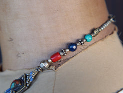 collana nepalese / tibetana multifilo con corallo, turchese, lapis e argento. no pasta ma pietre vere non tinte o modificate nel colore, qualità top. assemblata artigianalmente, pezzo unico.  lunghezza totale collana 43 cm, pendaglio 3.5x5.5cm, peso 74 gr