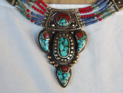 collana nepalese / tibetana multifilo con corallo, turchese, lapis e argento. no pasta ma pietre vere non tinte o modificate nel colore, qualità top. assemblata artigianalmente, pezzo unico.  lunghezza totale collana 43 cm, pendaglio 3.5x5.5cm, peso 74 gr
