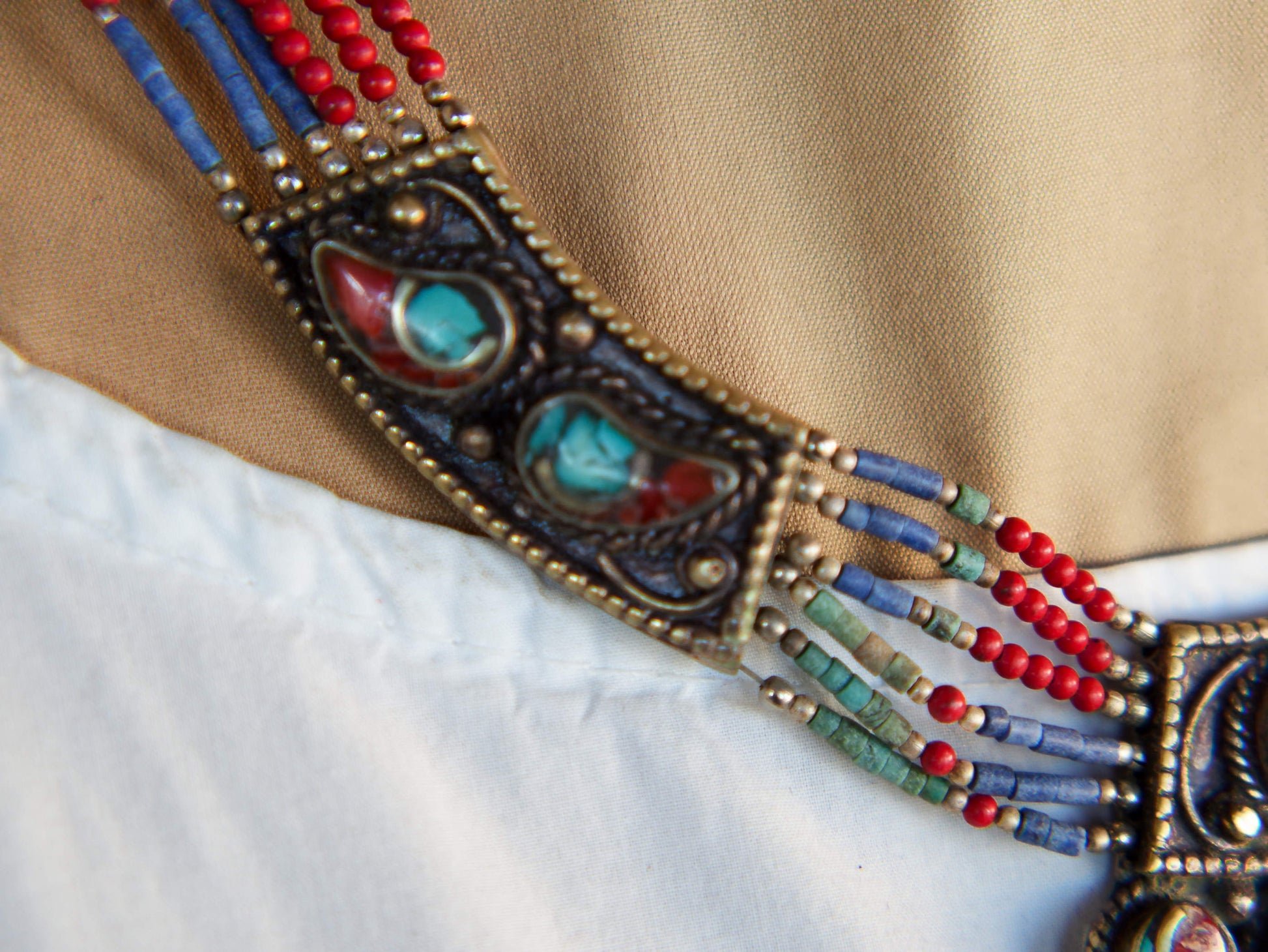 collana nepalese / tibetana multifilo con corallo, turchese, lapis e argento. no pasta ma pietre vere non tinte o modificate nel colore, qualità top. assemblata artigianalmente, pezzo unico.  lunghezza totale collana 43 cm, pendaglio 3.5x5.5cm, peso 74 gr
