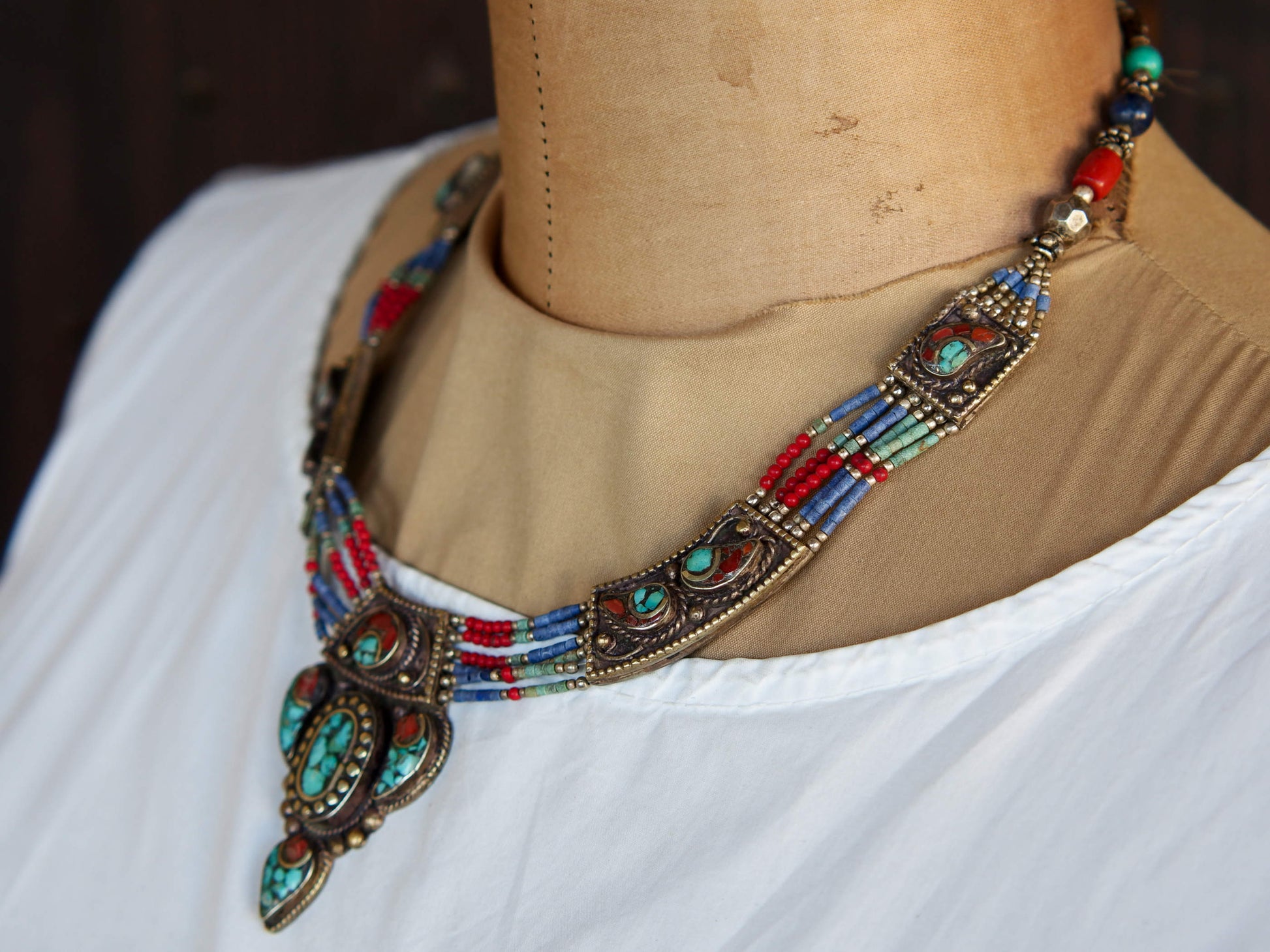 collana nepalese / tibetana multifilo con corallo, turchese, lapis e argento. no pasta ma pietre vere non tinte o modificate nel colore, qualità top. assemblata artigianalmente, pezzo unico.  lunghezza totale collana 43 cm, pendaglio 3.5x5.5cm, peso 74 gr
