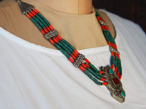 collana nepalese / tibetana multifilo con corallo, turchese e argento. no pasta ma pietre vere non tinte o modificate nel colore, qualità top. assemblata artigianalmente, pezzo unico.  lunghezza totale collana 49 cm, pendaglio 2.5x6cm, peso 73 gr