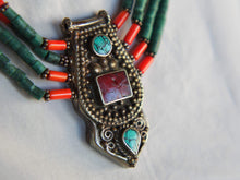 Carica l&#39;immagine nel visualizzatore di Gallery, collana nepalese / tibetana multifilo con corallo, turchese e argento. no pasta ma pietre vere non tinte o modificate nel colore, qualità top. assemblata artigianalmente, pezzo unico.  lunghezza totale collana 49 cm, pendaglio 2.5x6cm, peso 73 gr