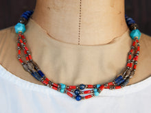 Carica l&#39;immagine nel visualizzatore di Gallery, collana nepalese / tibetana con lapislazzulo, corallo, turchese e argento no pasta ma pietre vere non tinte o modificate nel colore, qualità top. assemblata artigianalmente, pezzo unico.  lunghezza totale collana 46 cm, peso 52 gr