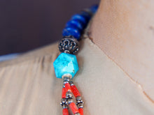 Carica l&#39;immagine nel visualizzatore di Gallery, collana nepalese / tibetana con lapislazzulo, corallo, turchese e argento no pasta ma pietre vere non tinte o modificate nel colore, qualità top. assemblata artigianalmente, pezzo unico.  lunghezza totale collana 46 cm, peso 52 gr