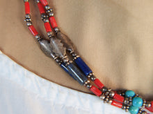 Carica l&#39;immagine nel visualizzatore di Gallery, collana nepalese / tibetana con lapislazzulo, corallo, turchese e argento no pasta ma pietre vere non tinte o modificate nel colore, qualità top. assemblata artigianalmente, pezzo unico.  lunghezza totale collana 46 cm, peso 52 gr