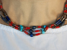 Carica l&#39;immagine nel visualizzatore di Gallery, collana nepalese / tibetana con lapislazzulo, corallo, turchese e argento no pasta ma pietre vere non tinte o modificate nel colore, qualità top. assemblata artigianalmente, pezzo unico.  lunghezza totale collana 46 cm, peso 52 gr