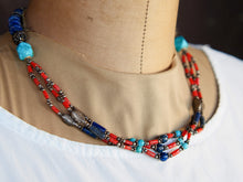 Carica l&#39;immagine nel visualizzatore di Gallery, collana nepalese / tibetana con lapislazzulo, corallo, turchese e argento no pasta ma pietre vere non tinte o modificate nel colore, qualità top. assemblata artigianalmente, pezzo unico.  lunghezza totale collana 46 cm, peso 52 gr