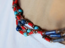 Carica l&#39;immagine nel visualizzatore di Gallery, collana nepalese / tibetana con lapislazzulo, corallo, turchese e argento no pasta ma pietre vere non tinte o modificate nel colore, qualità top. assemblata artigianalmente, pezzo unico.  lunghezza totale collana 46 cm, peso 52 gr