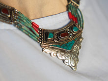 Carica l&#39;immagine nel visualizzatore di Gallery, collana nepalese / tibetana con corallo, turchese e argento no pasta ma pietre vere non tinte o modificate nel colore, qualità top. assemblata artigianalmente, pezzo unico.  lunghezza totale collana 45 cm, peso 77 gr