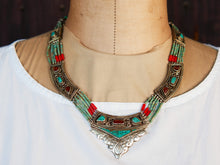 Carica l&#39;immagine nel visualizzatore di Gallery, collana nepalese / tibetana con corallo, turchese e argento no pasta ma pietre vere non tinte o modificate nel colore, qualità top. assemblata artigianalmente, pezzo unico.  lunghezza totale collana 45 cm, peso 77 gr