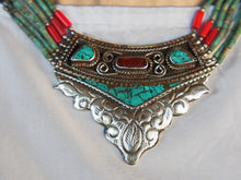 Carica l&#39;immagine nel visualizzatore di Gallery, collana nepalese / tibetana con corallo, turchese e argento no pasta ma pietre vere non tinte o modificate nel colore, qualità top. assemblata artigianalmente, pezzo unico.  lunghezza totale collana 45 cm, peso 77 gr