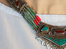 Carica l&#39;immagine nel visualizzatore di Gallery, collana nepalese / tibetana con corallo, turchese e argento no pasta ma pietre vere non tinte o modificate nel colore, qualità top. assemblata artigianalmente, pezzo unico.  lunghezza totale collana 45 cm, peso 77 gr