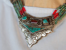 Carica l&#39;immagine nel visualizzatore di Gallery, collana nepalese / tibetana con corallo, turchese e argento no pasta ma pietre vere non tinte o modificate nel colore, qualità top. assemblata artigianalmente, pezzo unico.  lunghezza totale collana 45 cm, peso 77 gr