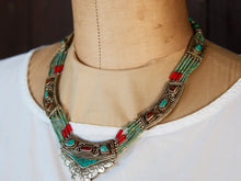 Carica l&#39;immagine nel visualizzatore di Gallery, collana nepalese / tibetana con corallo, turchese e argento no pasta ma pietre vere non tinte o modificate nel colore, qualità top. assemblata artigianalmente, pezzo unico.  lunghezza totale collana 45 cm, peso 77 gr