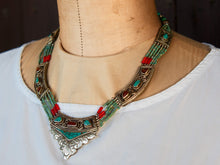 Carica l&#39;immagine nel visualizzatore di Gallery, collana nepalese / tibetana con corallo, turchese e argento no pasta ma pietre vere non tinte o modificate nel colore, qualità top. assemblata artigianalmente, pezzo unico.  lunghezza totale collana 45 cm, peso 77 gr