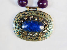 Carica l&#39;immagine nel visualizzatore di Gallery, collana afgana in lapislazzuli e pendaglio antico in argento. pendaglio antico 5x4 prof.1 cm lunghezza collana escluso pendaglio 54 cm peso 55 gr