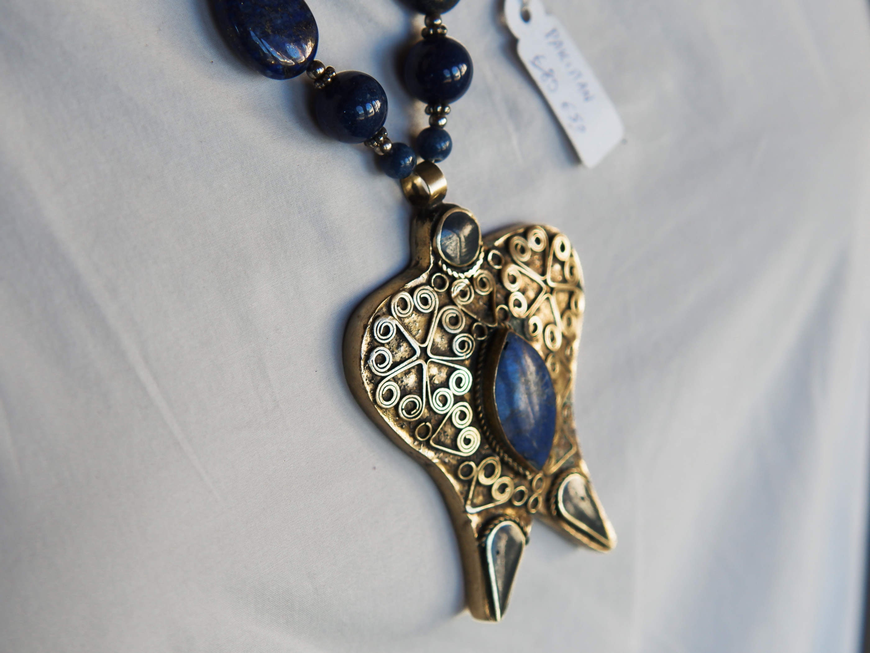collana pakistana in lapislazzuli e pendaglio antico in argento finemente inciso. pendaglio antico 5x7 prof.1 cm lunghezza collana escluso pendaglio 52 cm peso 64 gr