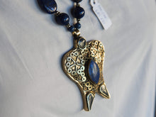 Carica l&#39;immagine nel visualizzatore di Gallery, collana pakistana in lapislazzuli e pendaglio antico in argento finemente inciso. pendaglio antico 5x7 prof.1 cm lunghezza collana escluso pendaglio 52 cm peso 64 gr