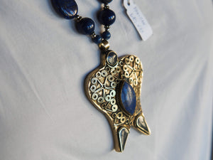collana pakistana in lapislazzuli e pendaglio antico in argento finemente inciso. pendaglio antico 5x7 prof.1 cm lunghezza collana escluso pendaglio 52 cm peso 64 gr